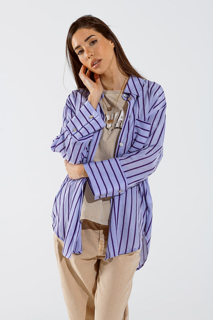 Camisa lavanda con rayas moradas y bolsillos en el pecho