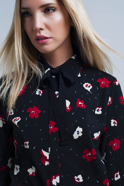 Camisa negra con flores rojas y blancas
