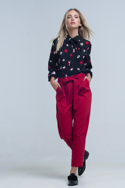 Camisa negra con flores rojas y blancas