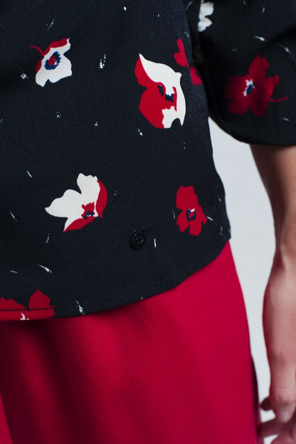 Camisa negra con flores rojas y blancas
