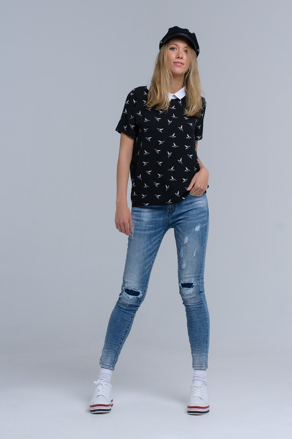 Camisa negra con pájaros estampados blancos