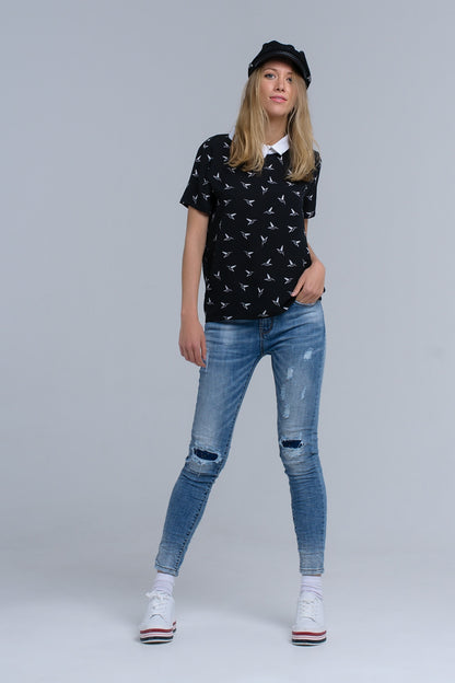 Camisa negra con pájaros estampados blancos