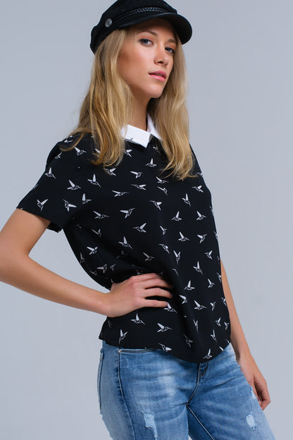 Camisa negra con pájaros estampados blancos