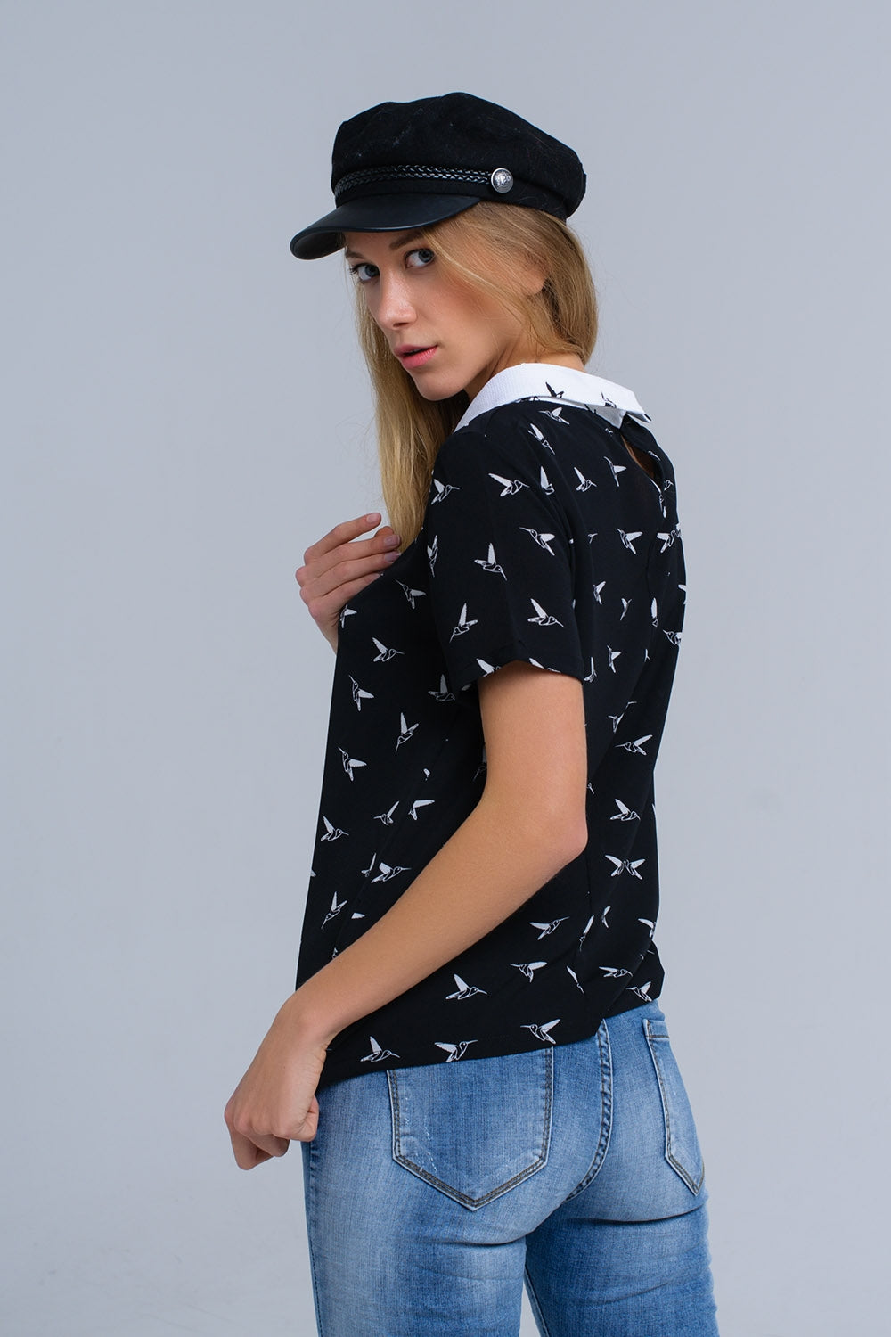 Camisa negra con pájaros estampados blancos