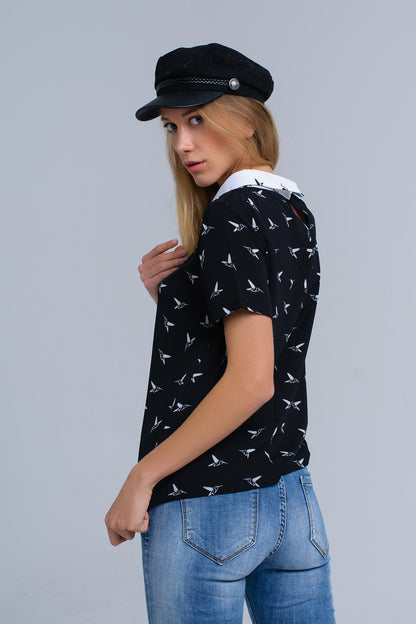Camisa negra con pájaros estampados blancos