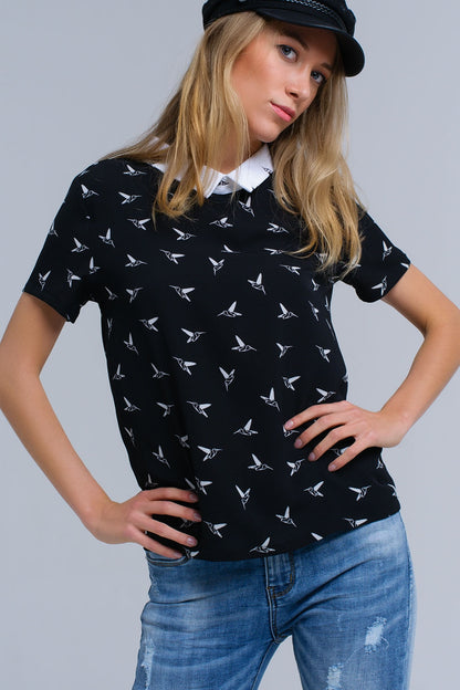 Camisa negra con pájaros estampados blancos