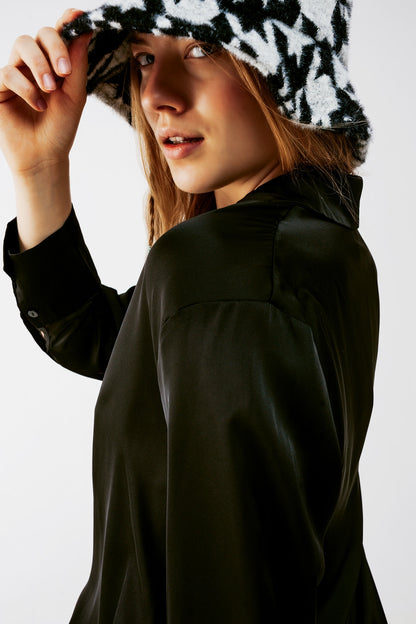 Camisa negra de manga larga abotonada de satén