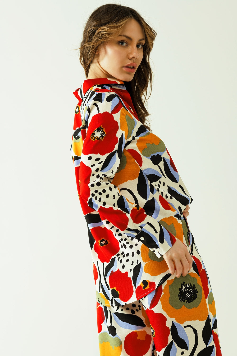 camisa oversize con dibujos de amapolas y cierre de botones