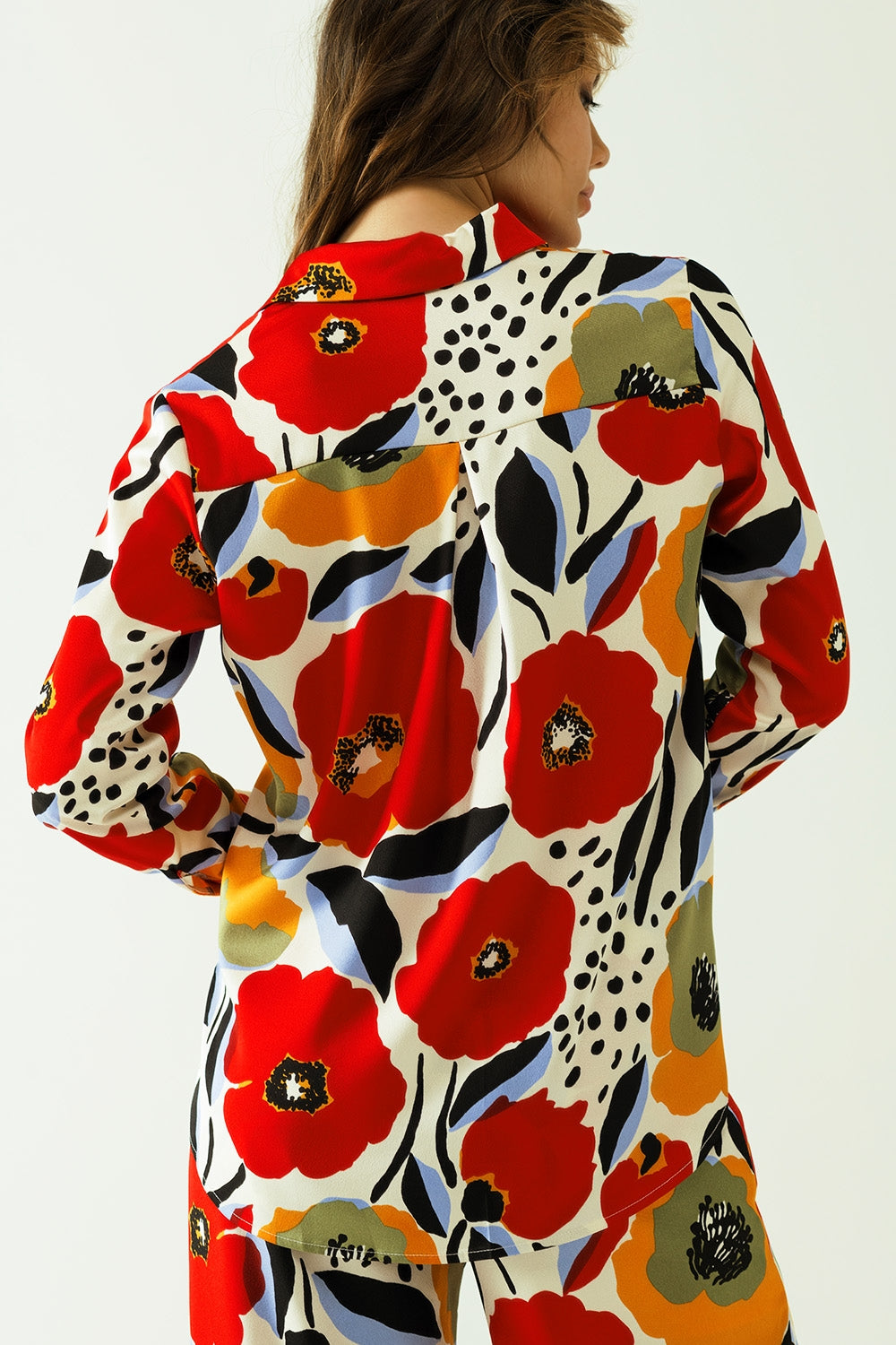 camisa oversize con dibujos de amapolas y cierre de botones