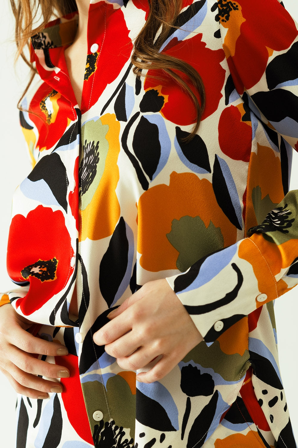 camisa oversize con dibujos de amapolas y cierre de botones