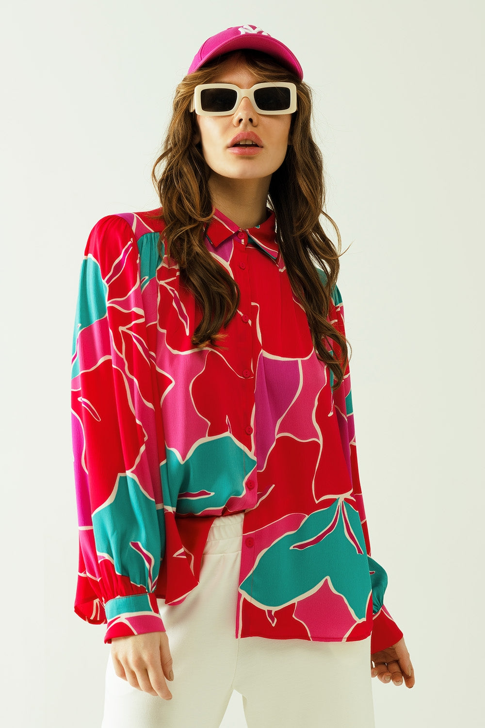 Camisa oversize con motivos florales y cierre de botones