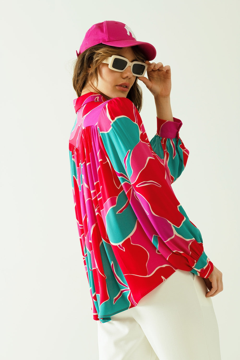 Camisa oversize con motivos florales y cierre de botones