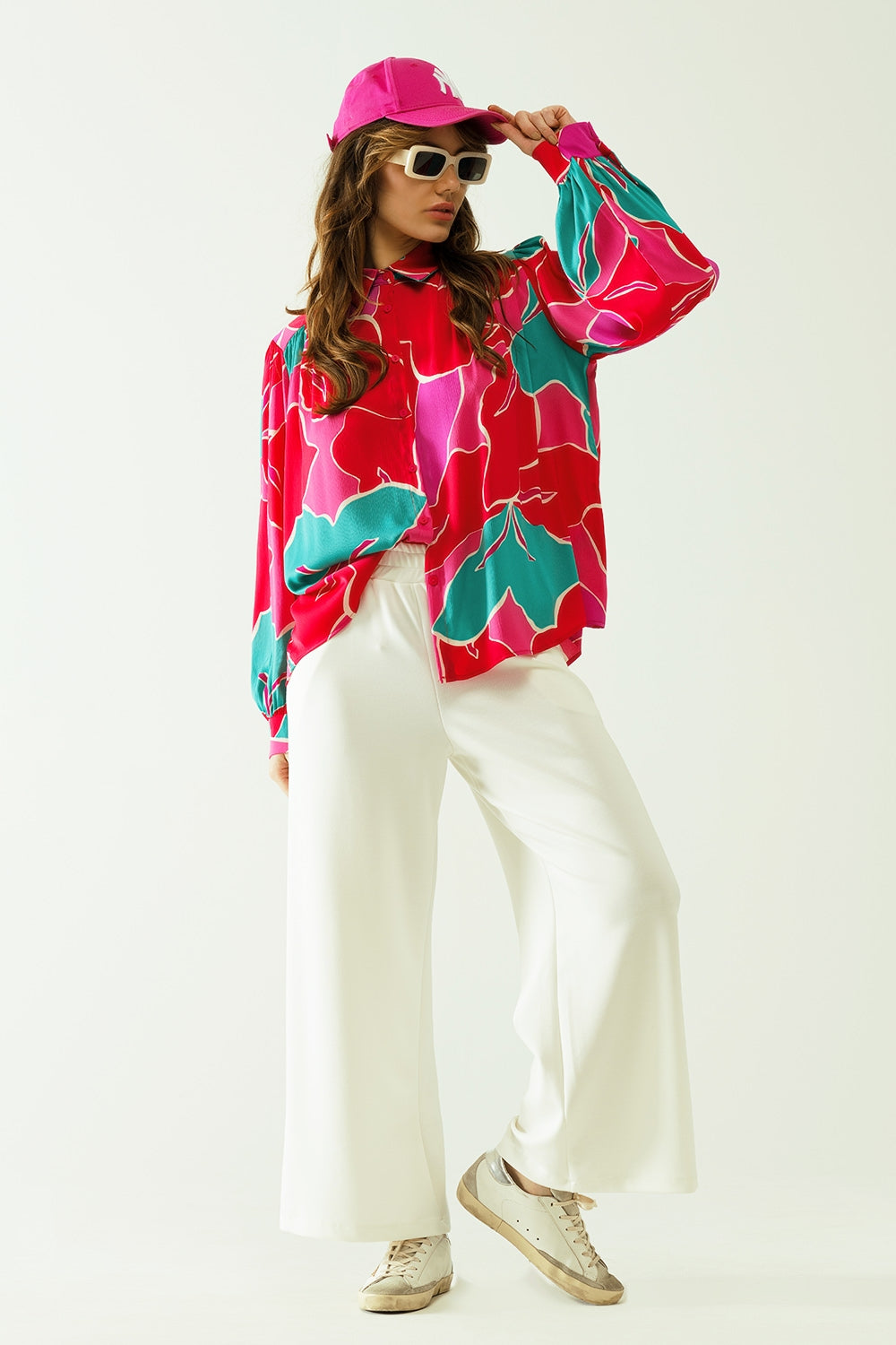 Camisa oversize con motivos florales y cierre de botones