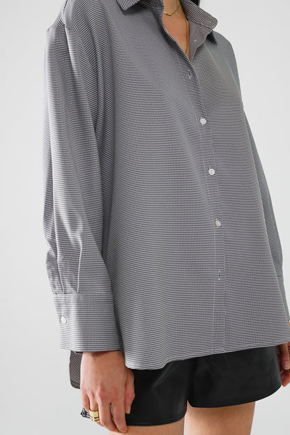 Camisa oversize de cuadros con detalle de lazo en blanco y negro