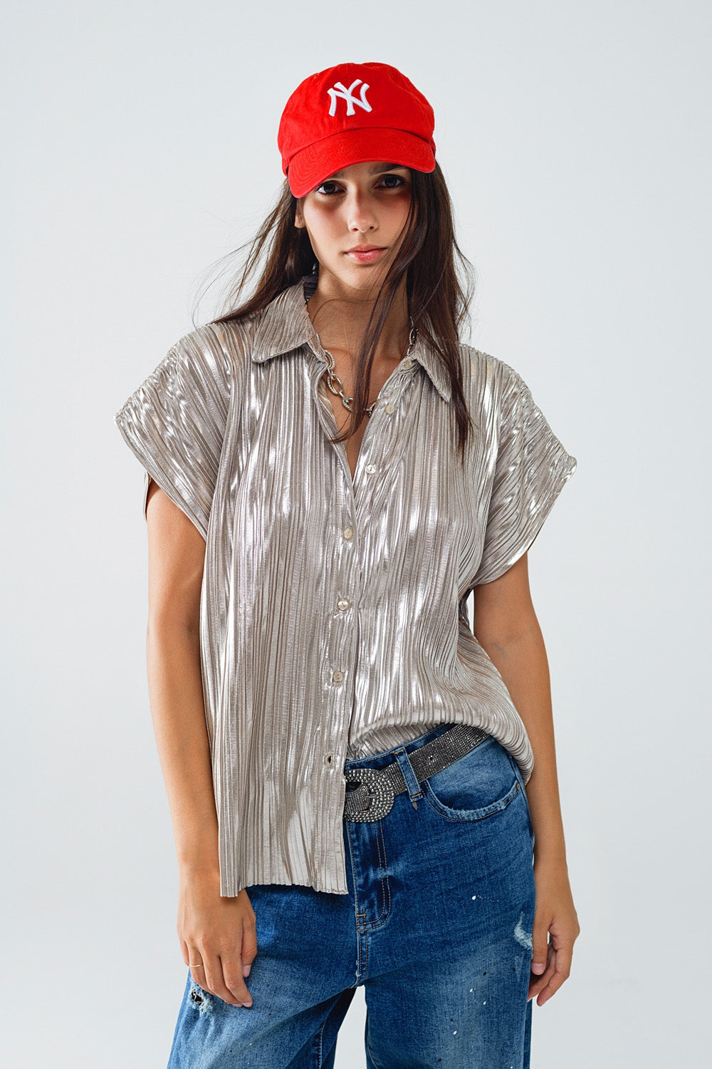 Q2 Camisa plisada plateada con mangas cortas