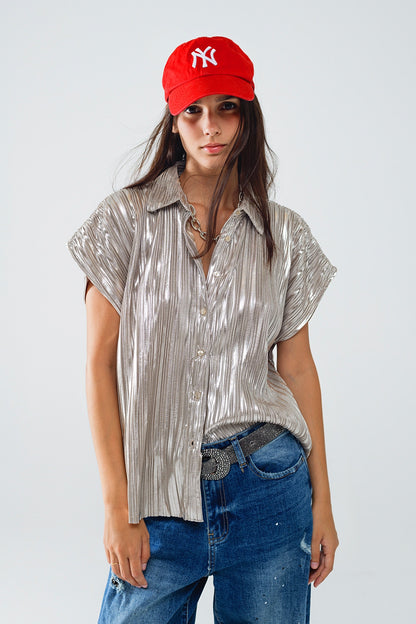 Q2 Camisa plisada plateada con mangas cortas