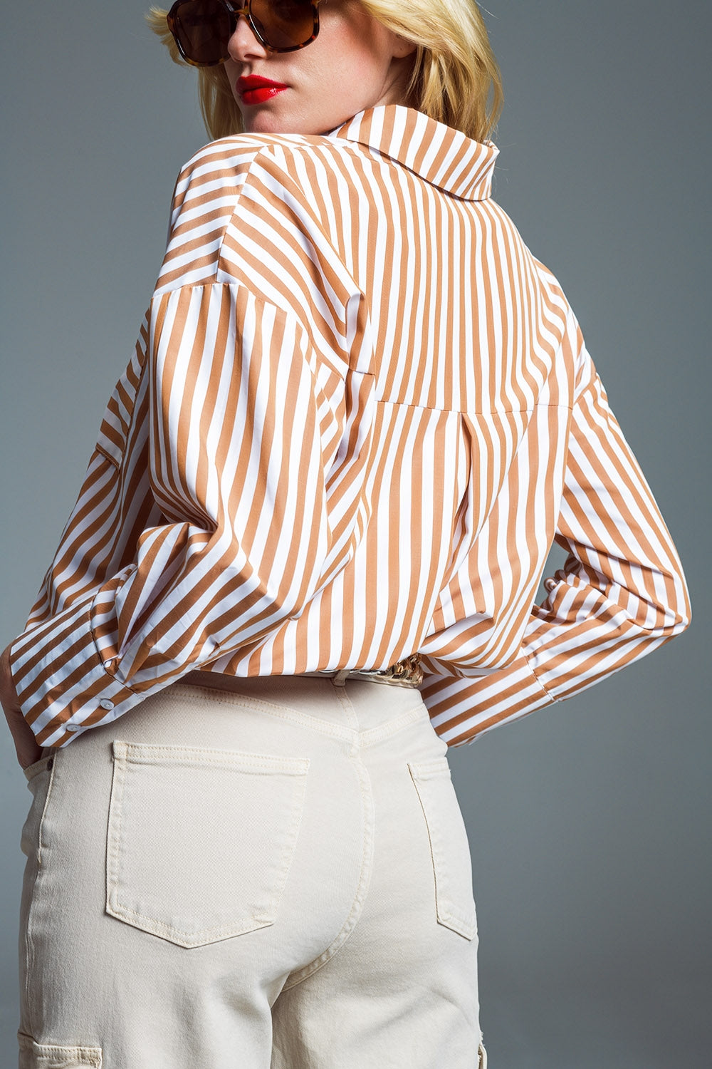 Camisa relajada a rayas con bolsillo a contraste en beige
