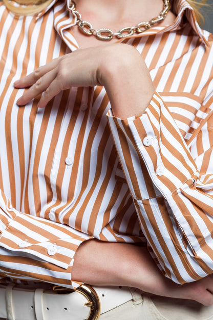 Camisa relajada a rayas con bolsillo a contraste en beige