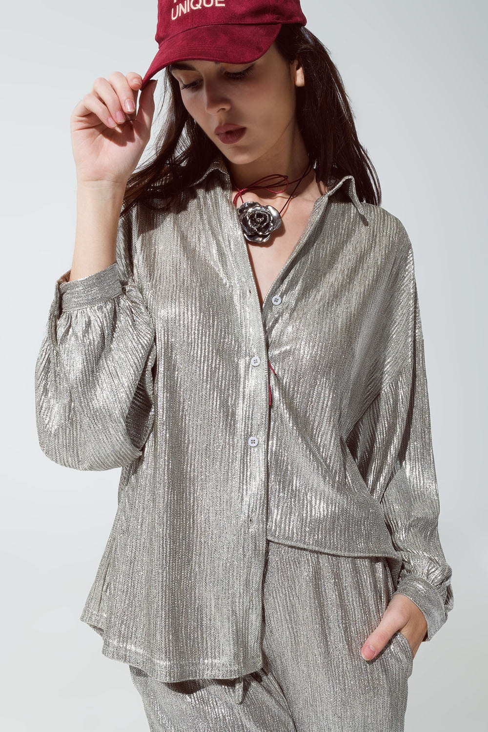 Camisa relajada con botones y mangas globo plateada