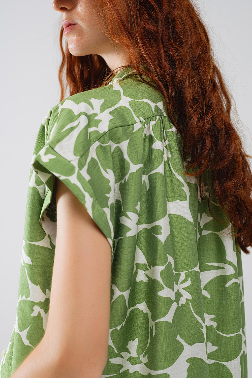 Camisa relajada con estampado floral en verde