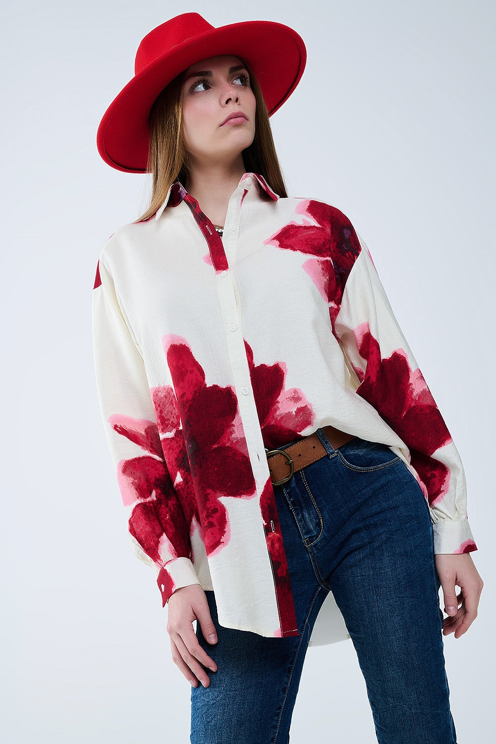 Camisa relajada en beige con estampado de flores tropicales en rojo