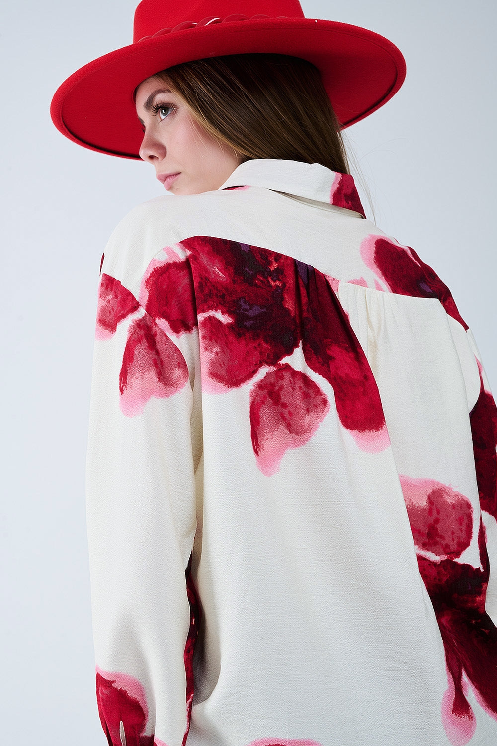 Camisa relajada en beige con estampado de flores tropicales en rojo