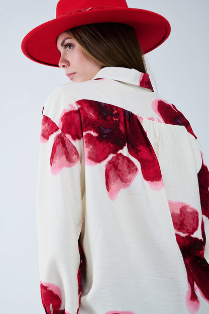 Camisa relajada en beige con estampado de flores tropicales en rojo