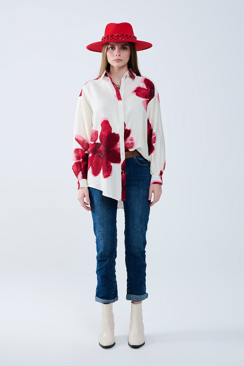 Camisa relajada en beige con estampado de flores tropicales en rojo