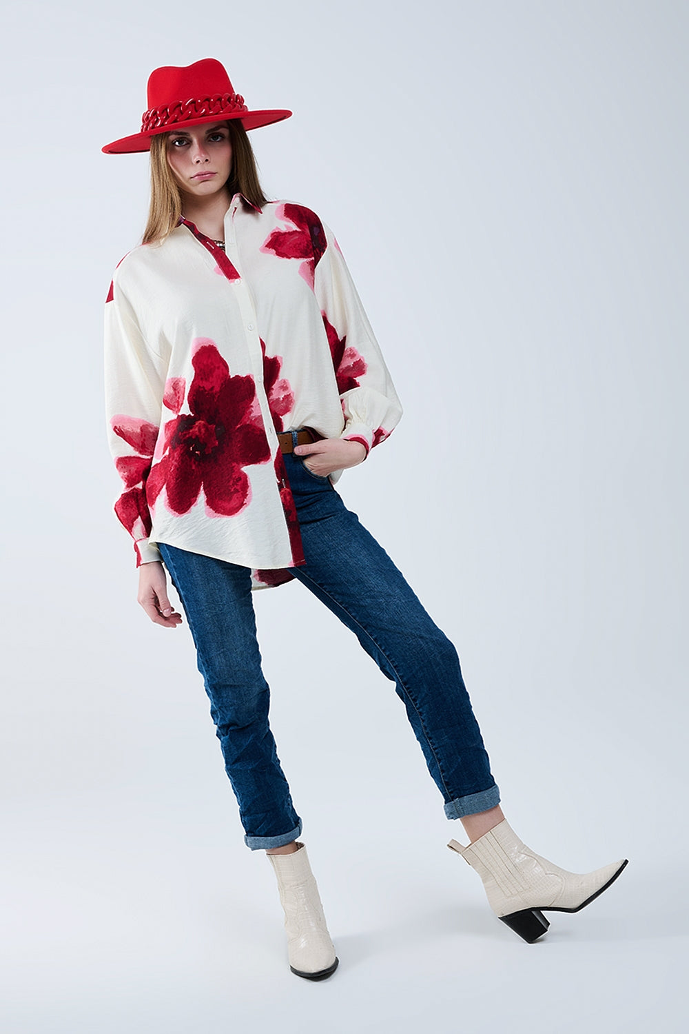 Camisa relajada en beige con estampado de flores tropicales en rojo