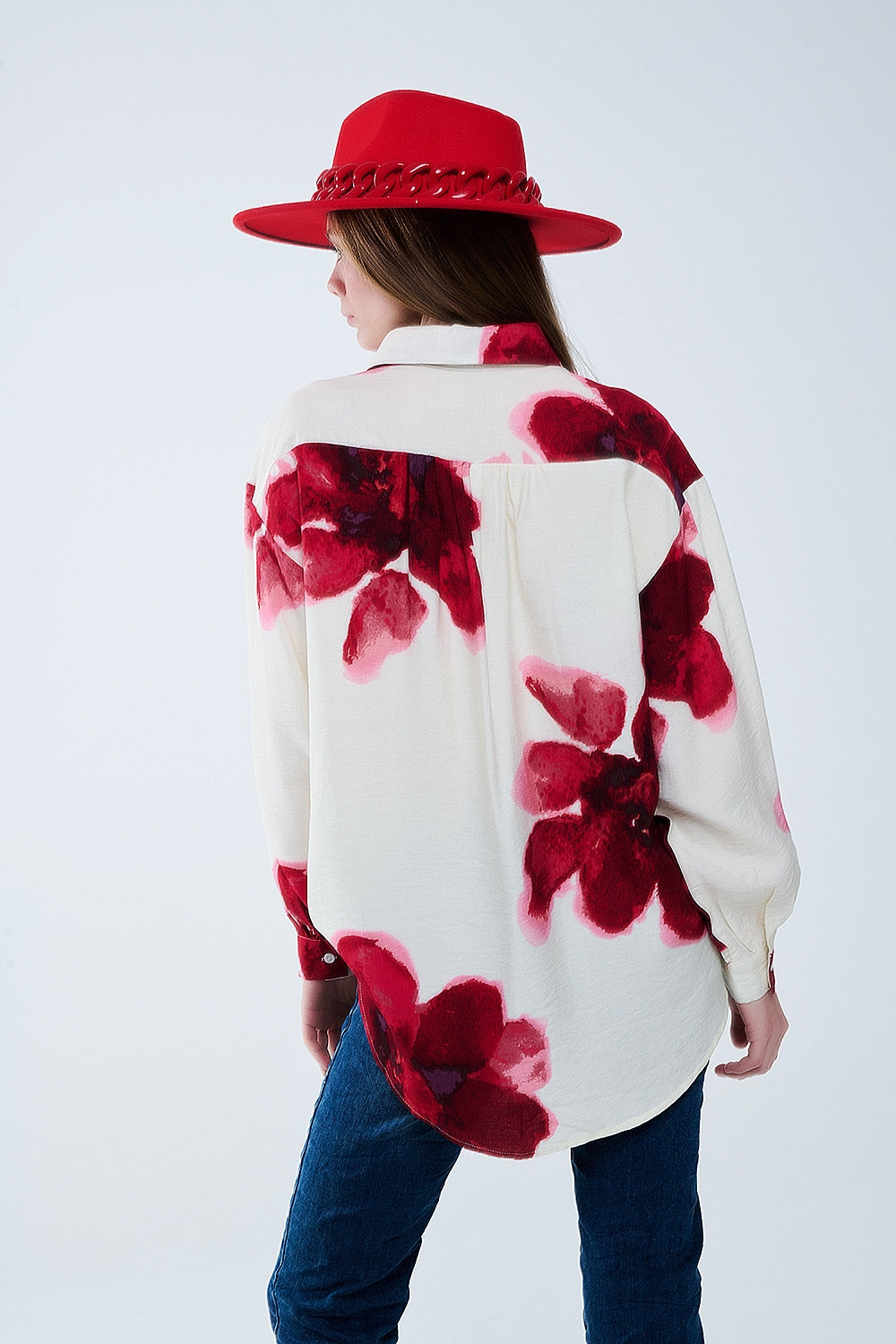 Camisa relajada en beige con estampado de flores tropicales en rojo