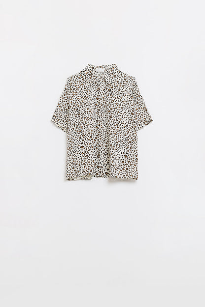 Camisa relajada oversize de manga corta con estampado de leopardo