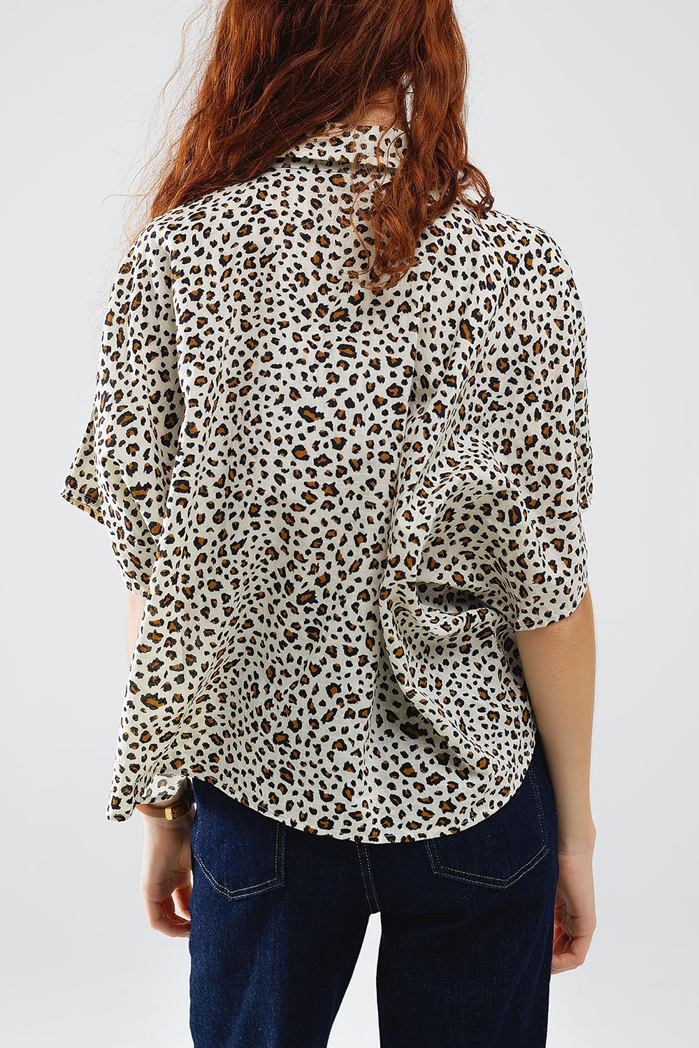 Camisa relajada oversize de manga corta con estampado de leopardo