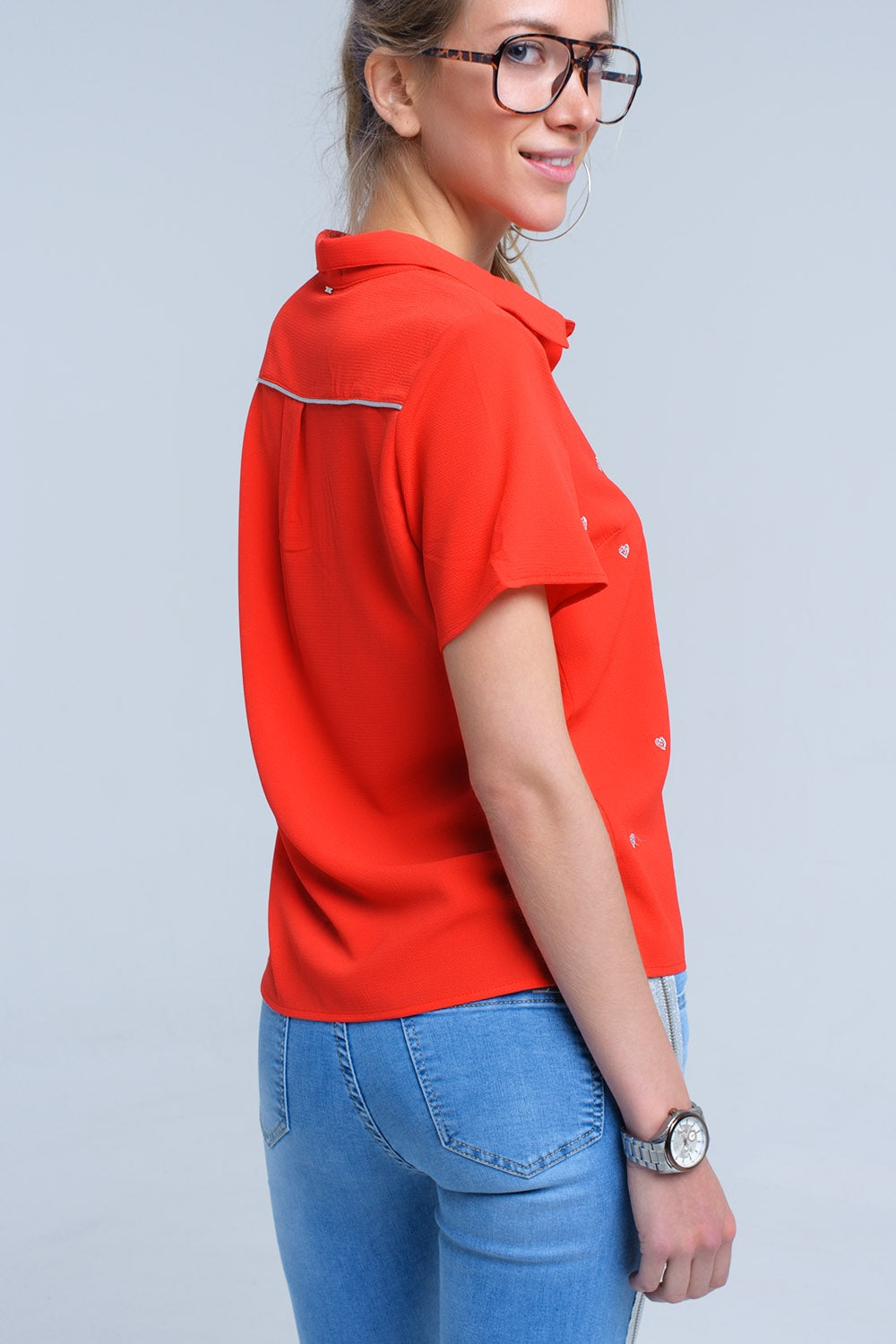 Camisa roja con bordado de corazones