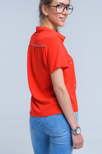 Camisa roja con bordado de corazones