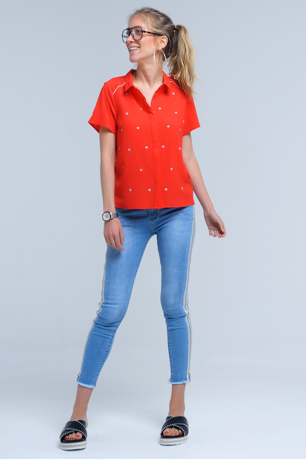 Camisa roja con bordado de corazones