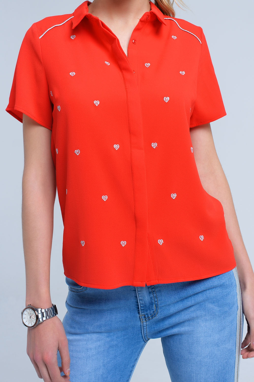 Camisa roja con bordado de corazones