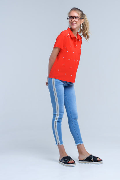 Camisa roja con bordado de corazones