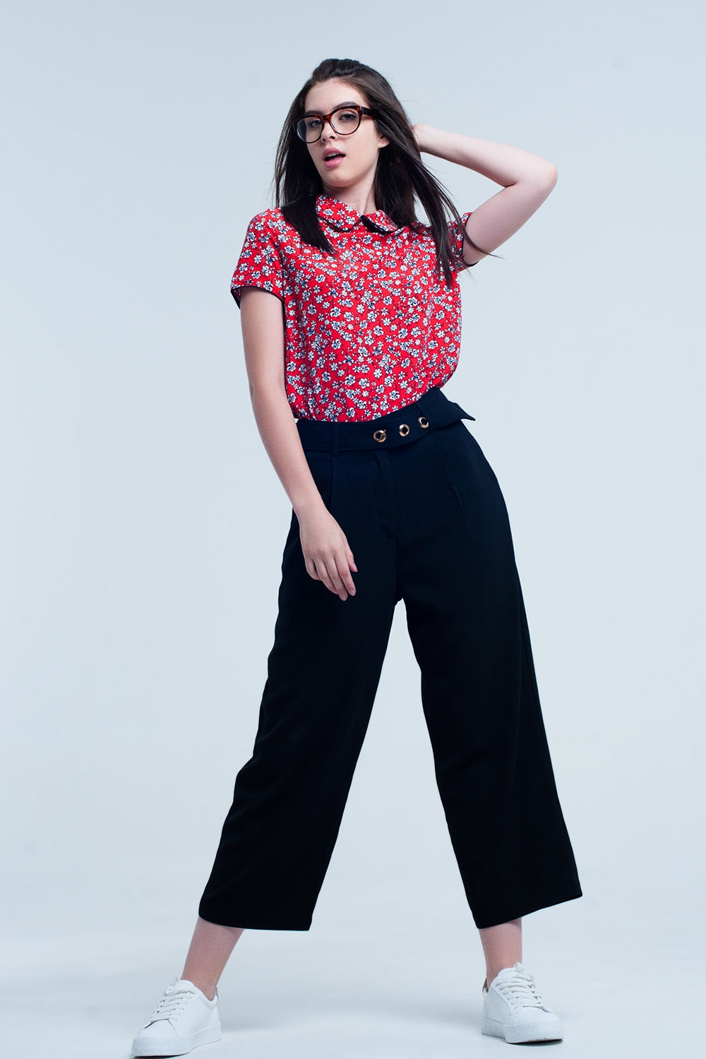 Camisa roja con flores blancas impresas