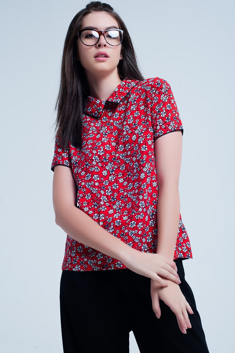 Camisa roja con flores blancas impresas