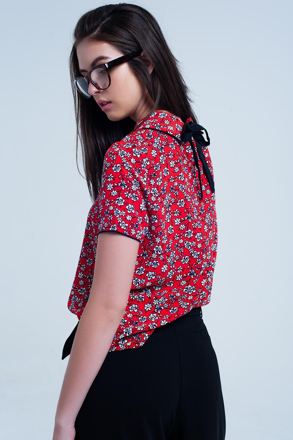 Camisa roja con flores blancas impresas