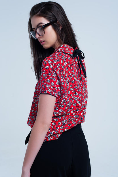 Camisa roja con flores blancas impresas