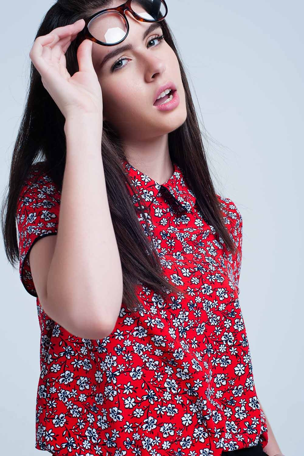 Camisa roja con flores blancas impresas