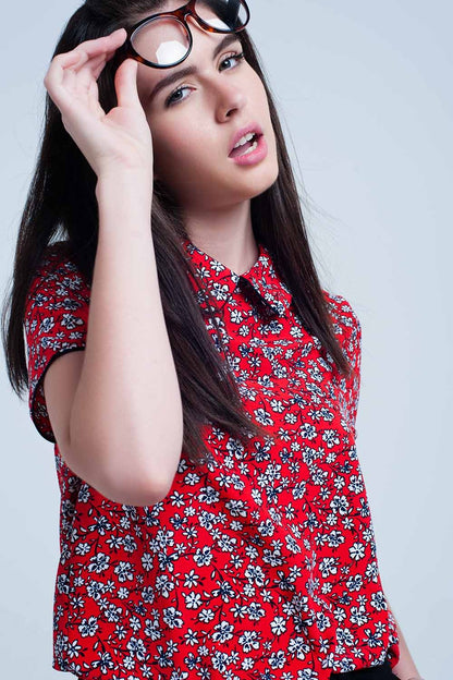 Camisa roja con flores blancas impresas
