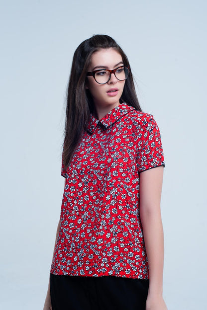 Camisa roja con flores blancas impresas