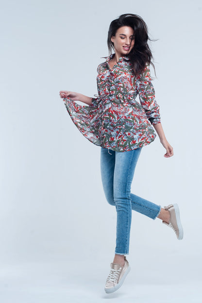 Camisa roja con flores y hojas impresas