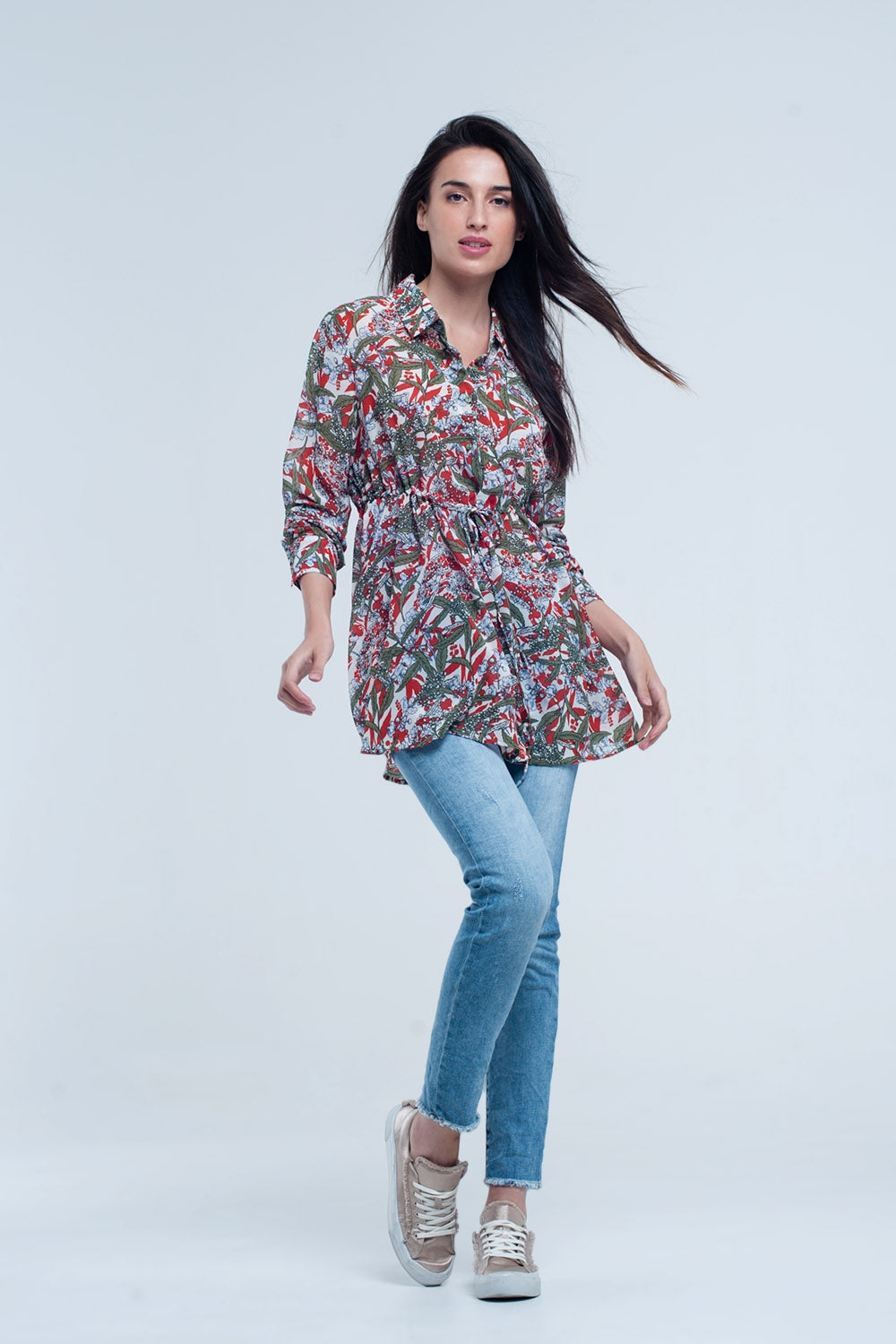 Camisa roja con flores y hojas impresas