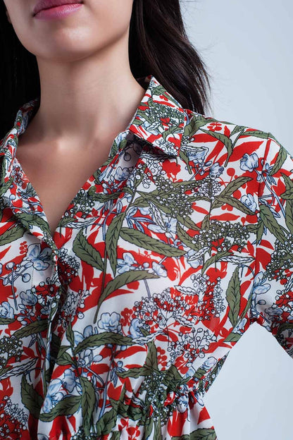 Camisa roja con flores y hojas impresas