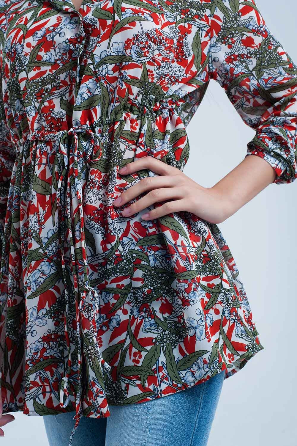 Camisa roja con flores y hojas impresas