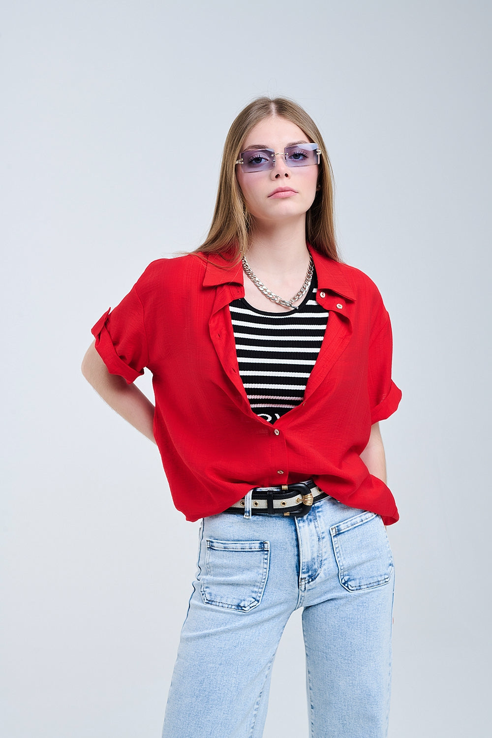 Camisa roja de manga corta con pliegue en la manga