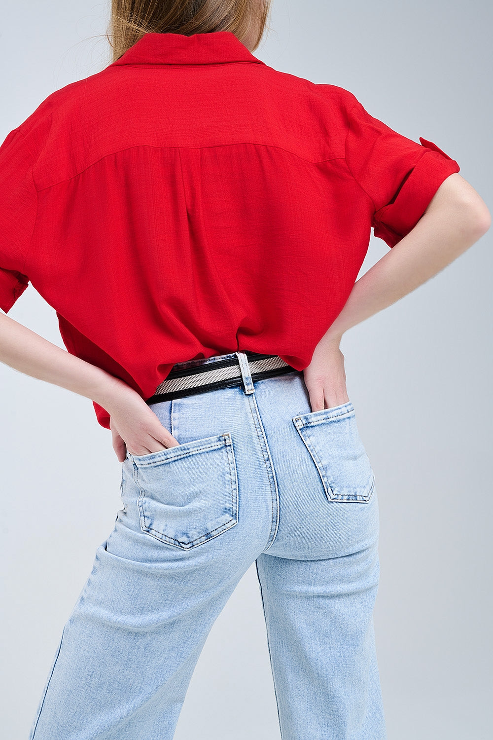 Camisa roja de manga corta con pliegue en la manga